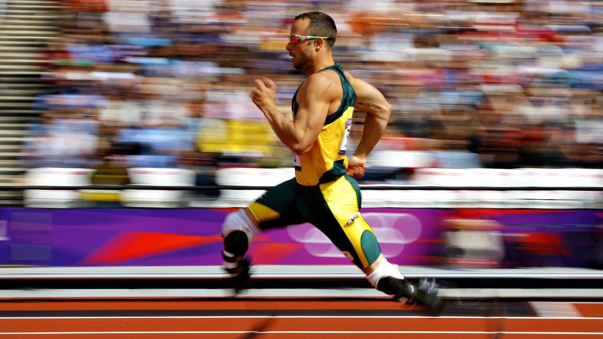 “高原疯狂：雪山之巅的极限比拼”，雪山高峰